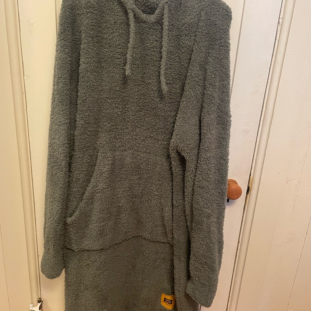 Cozy Green Wearable Blanket - Picture 4 of 4